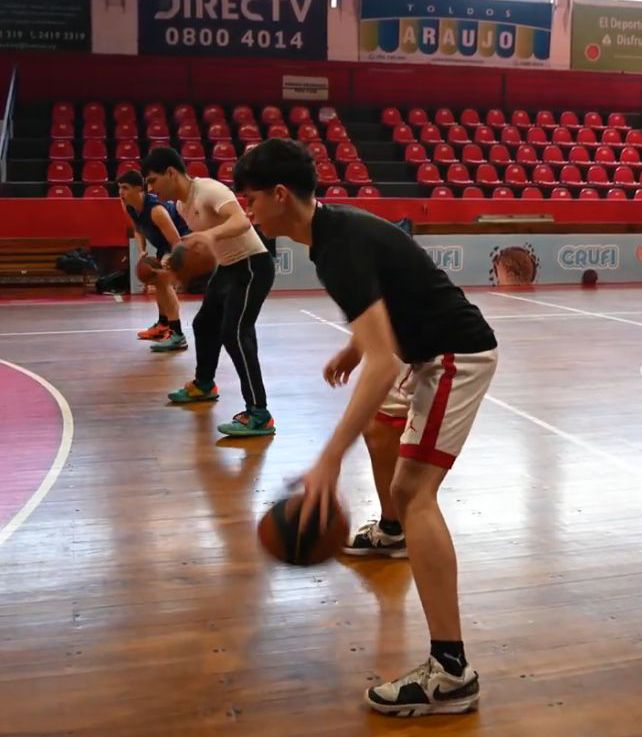 Adolescentes entrenando basketball