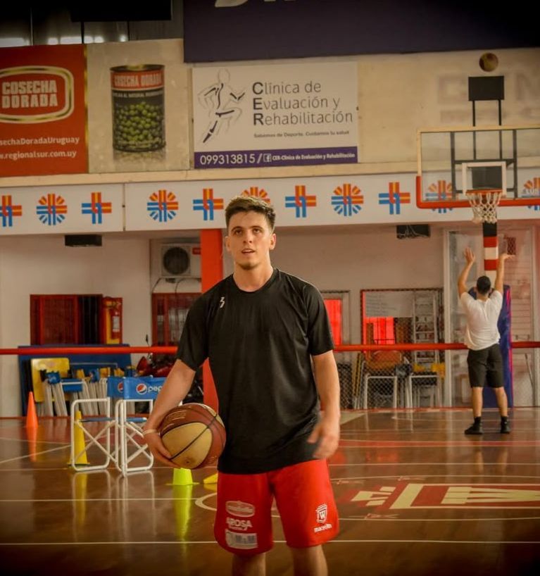 Adultos entrenando basketball