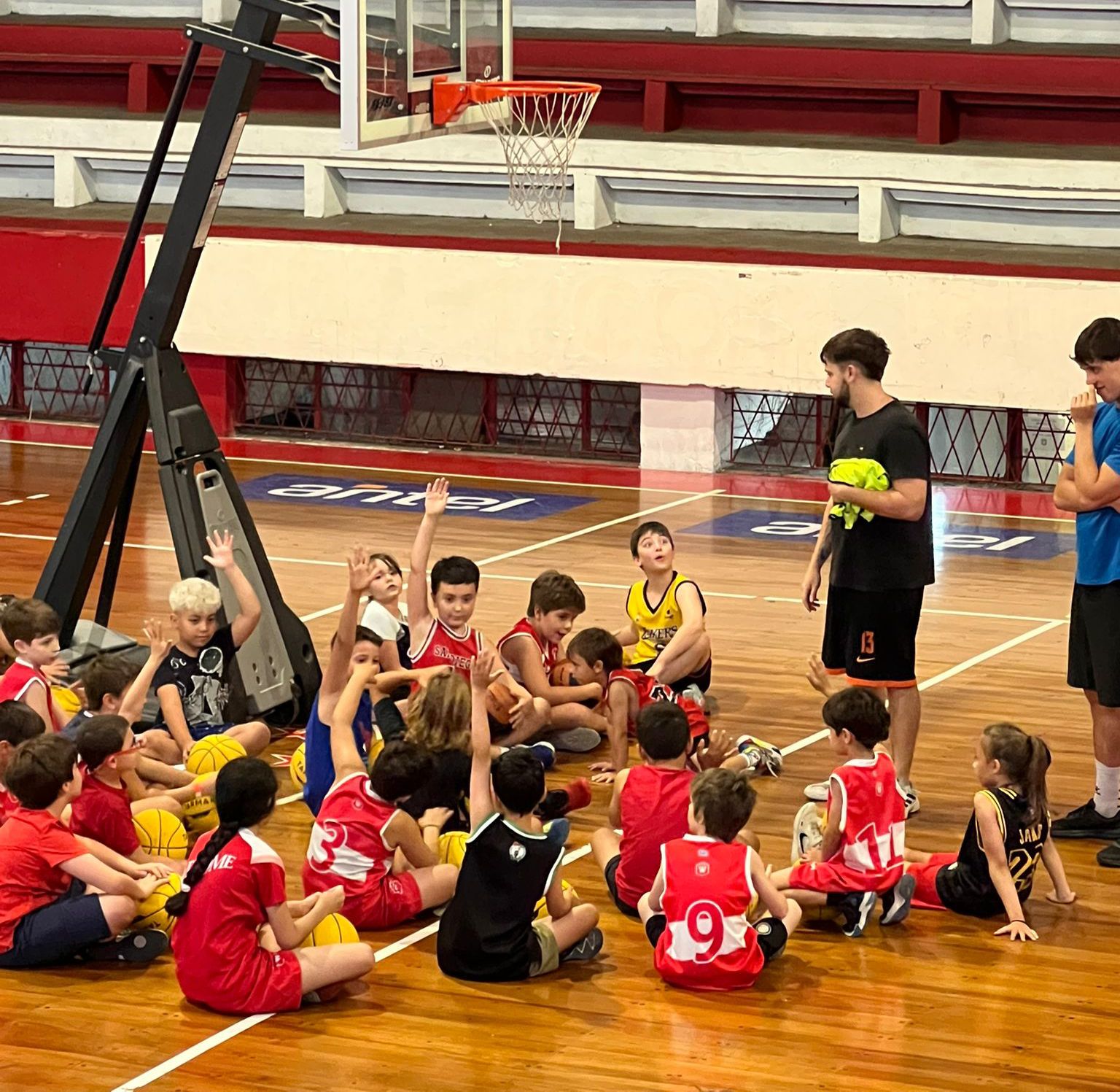 Niños entrenando basketball
