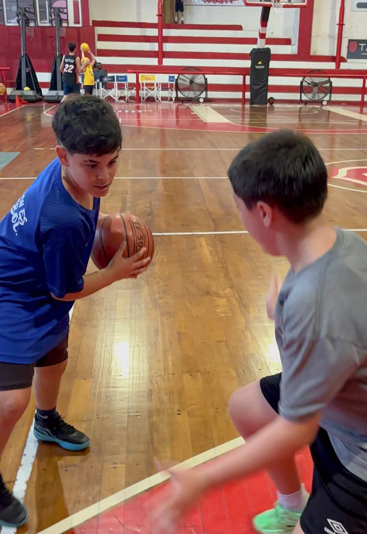 Pre adolescentes entrenando basketball